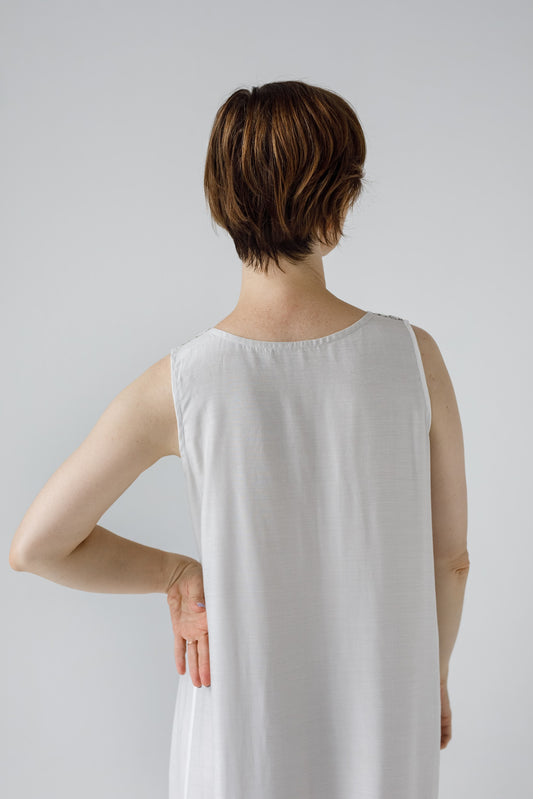 「Lyudmila」ヨークがおしゃれ ノースリーブルーム・ナイトロングドレス(ホワイト)