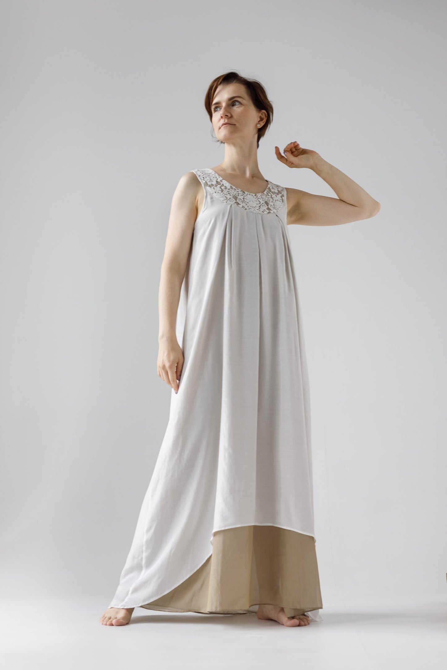 「Lyudmila」ヨークがおしゃれ ノースリーブルーム・ナイトロングドレス(ホワイト)