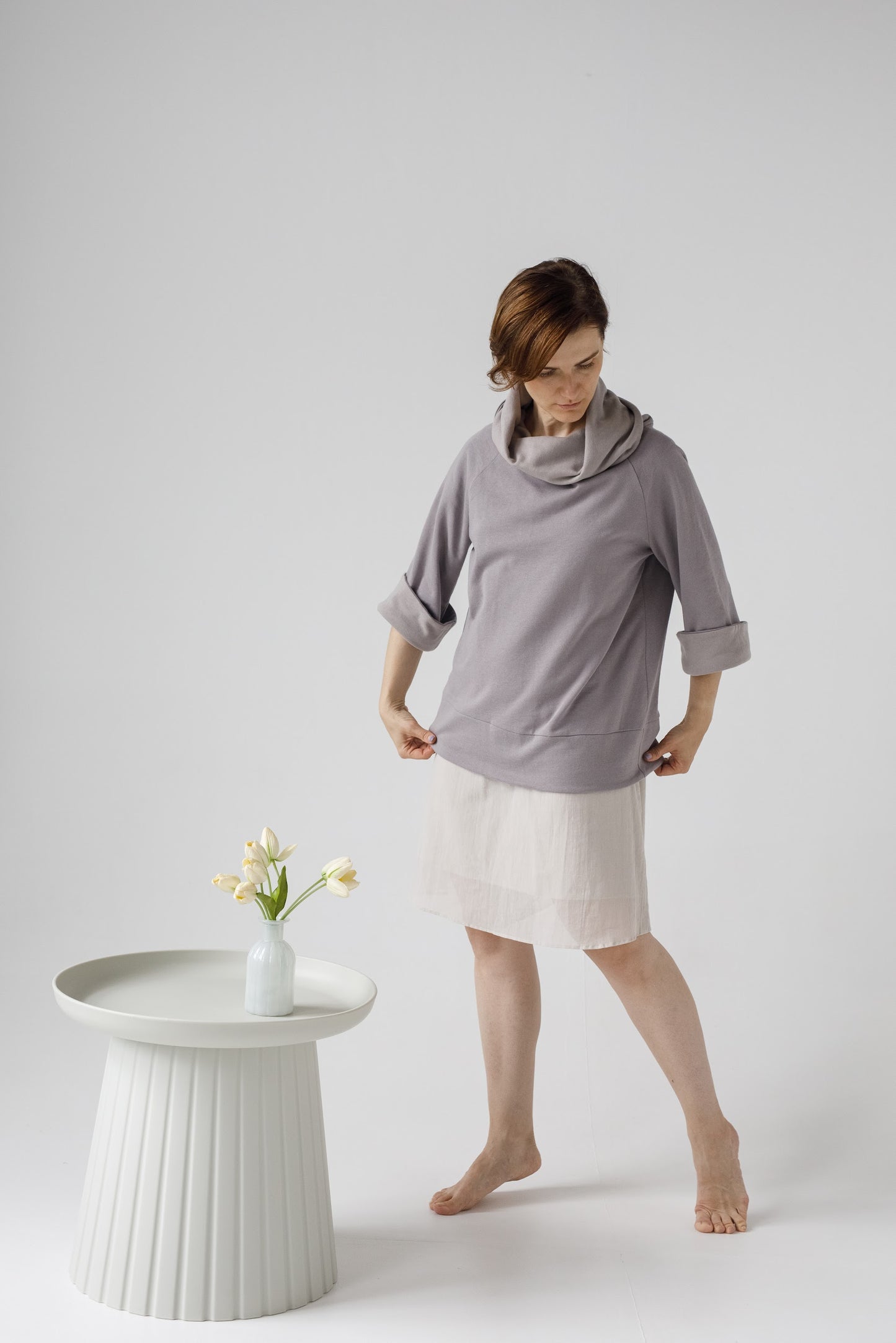 「Yulia」 快適なエレガンス:部屋も外も魅力的なショートドレス (ホワイト)