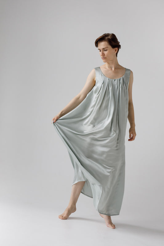 「Tatiyana」シルクの魅力を体現する ダーツ入りロングドレス