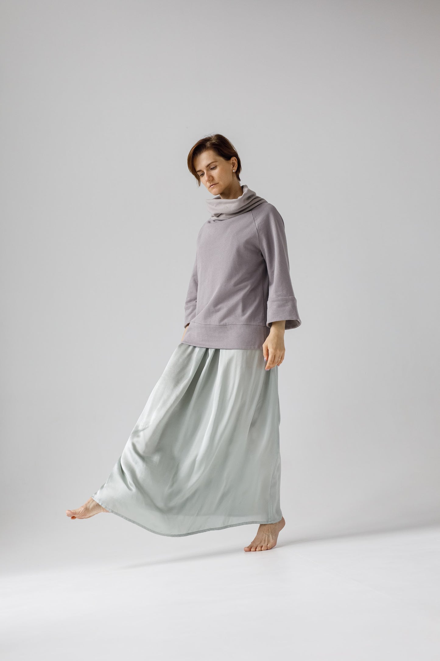 「Tatiyana」シルクの魅力を体現する ダーツ入りロングドレス