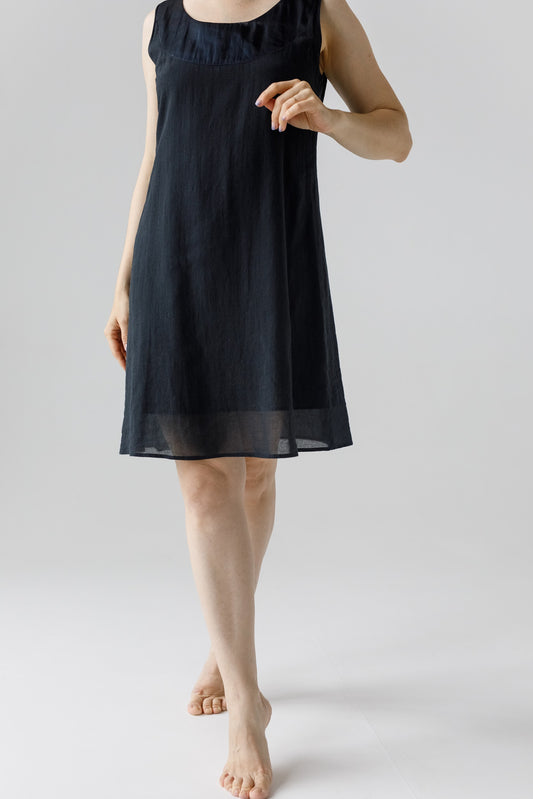 「Yulia」快適なエレガンス:部屋も外も魅力的なショートドレス (ブラック)