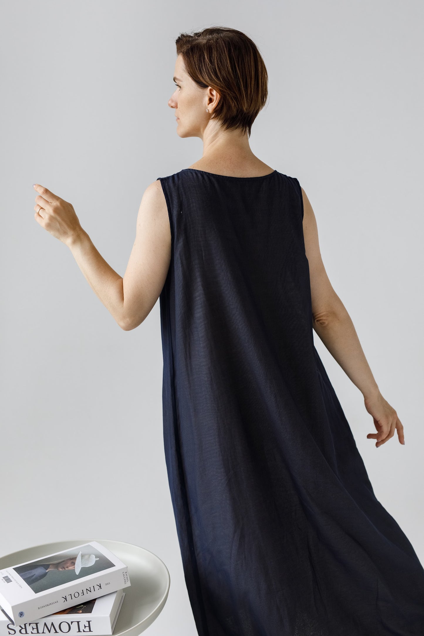 「Lyudmila」ヨークがおしゃれ ノースリーブルーム・ナイトロングドレス (ネイビー)