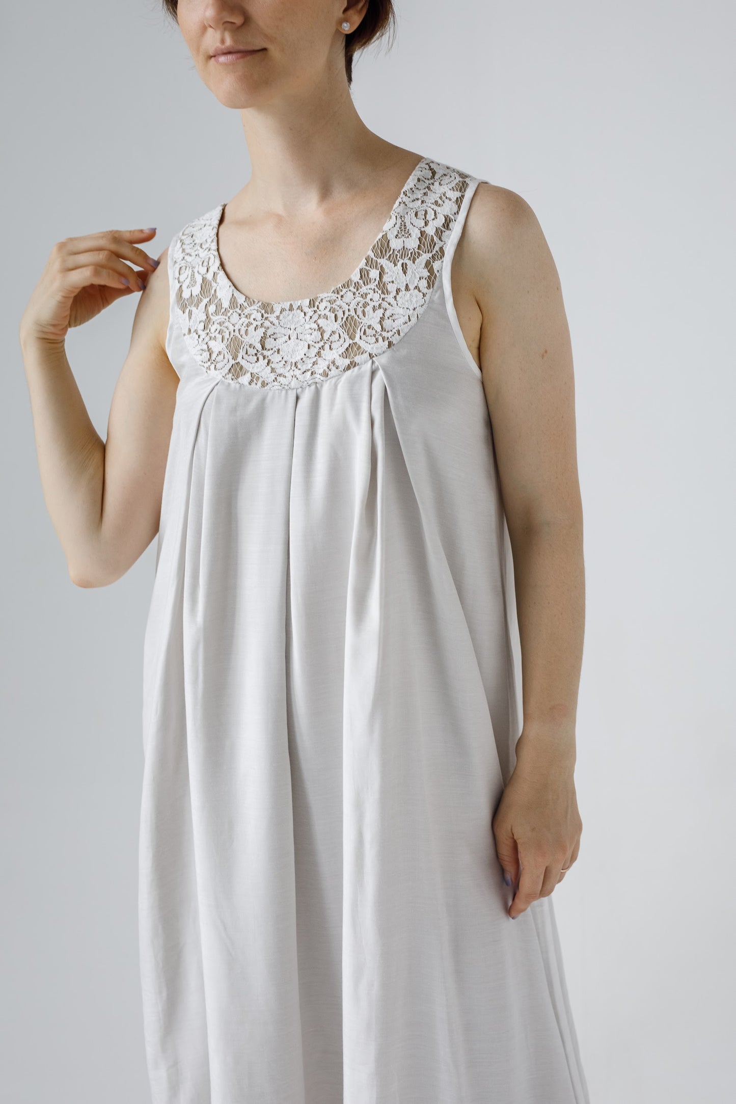 「Lyudmila」ヨークがおしゃれ　ノースリーブルーム・ナイトロングドレス(ホワイト)