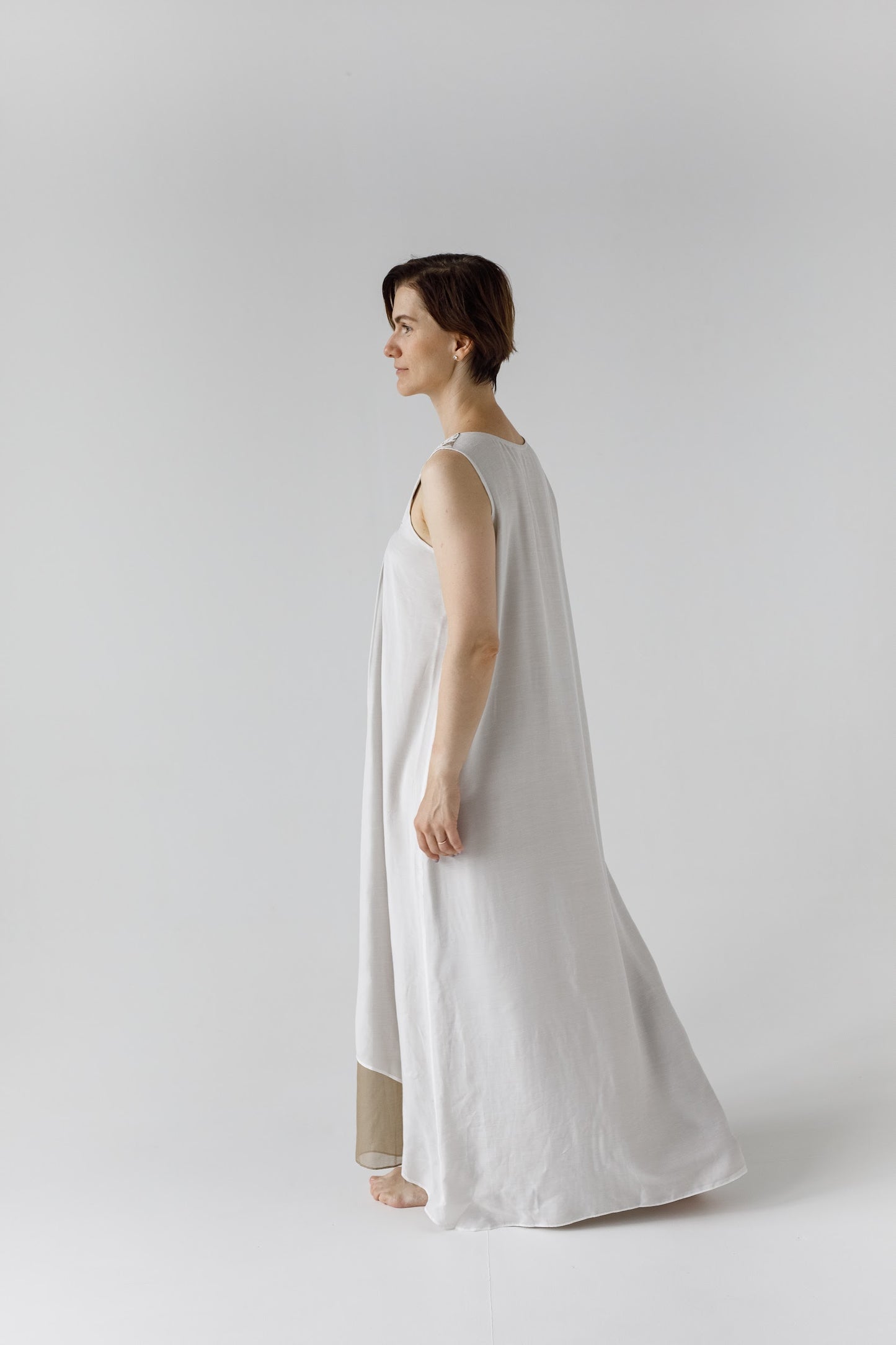 「Lyudmila」ヨークがおしゃれ　ノースリーブルーム・ナイトロングドレス(ホワイト)