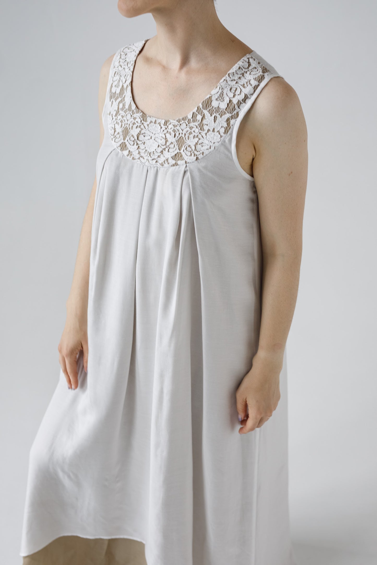 「Lyudmila」ヨークがおしゃれ　ノースリーブルーム・ナイトロングドレス(ホワイト)