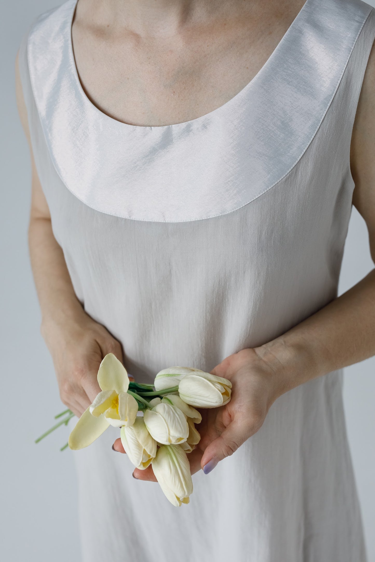 「Yulia」 快適なエレガンス：部屋も外も魅力的なショートドレス (ホワイト)