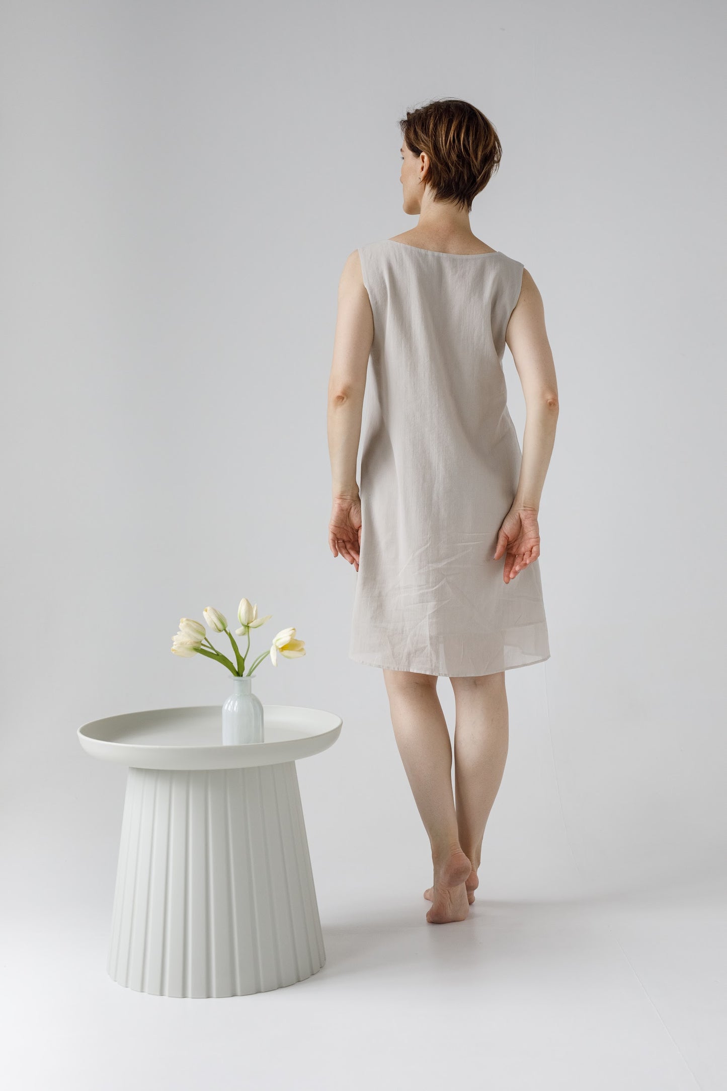 「Yulia」 快適なエレガンス：部屋も外も魅力的なショートドレス (ホワイト)