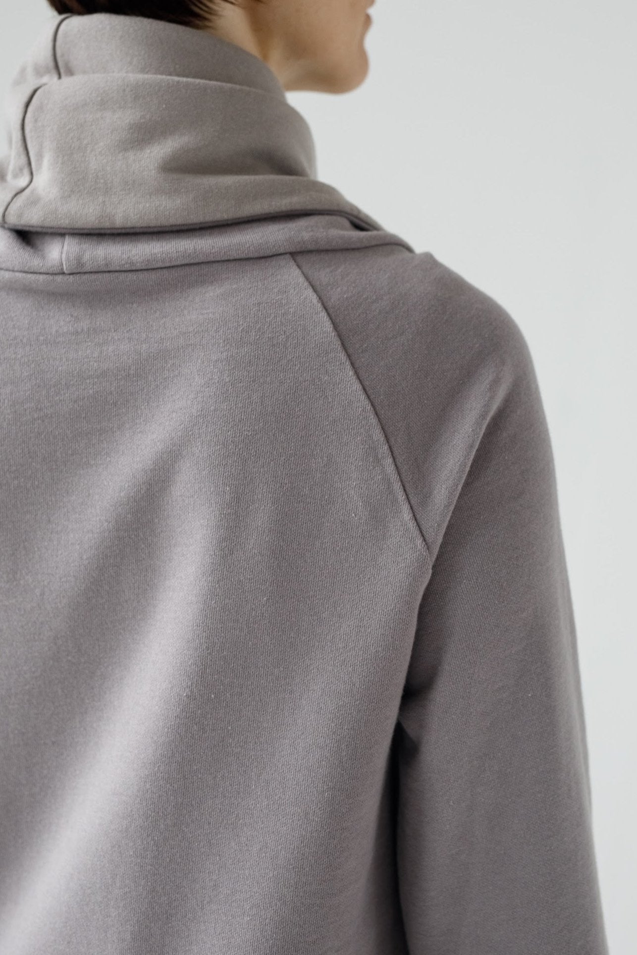 あらゆる場面で活躍するニットプルオーバー