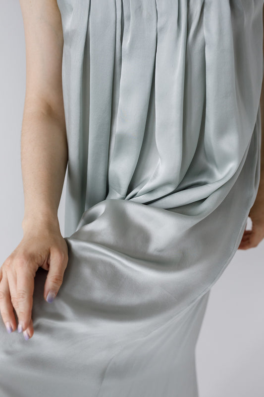 「Tatiyana」シルクの魅力を体現する　ダーツ入りロングドレス