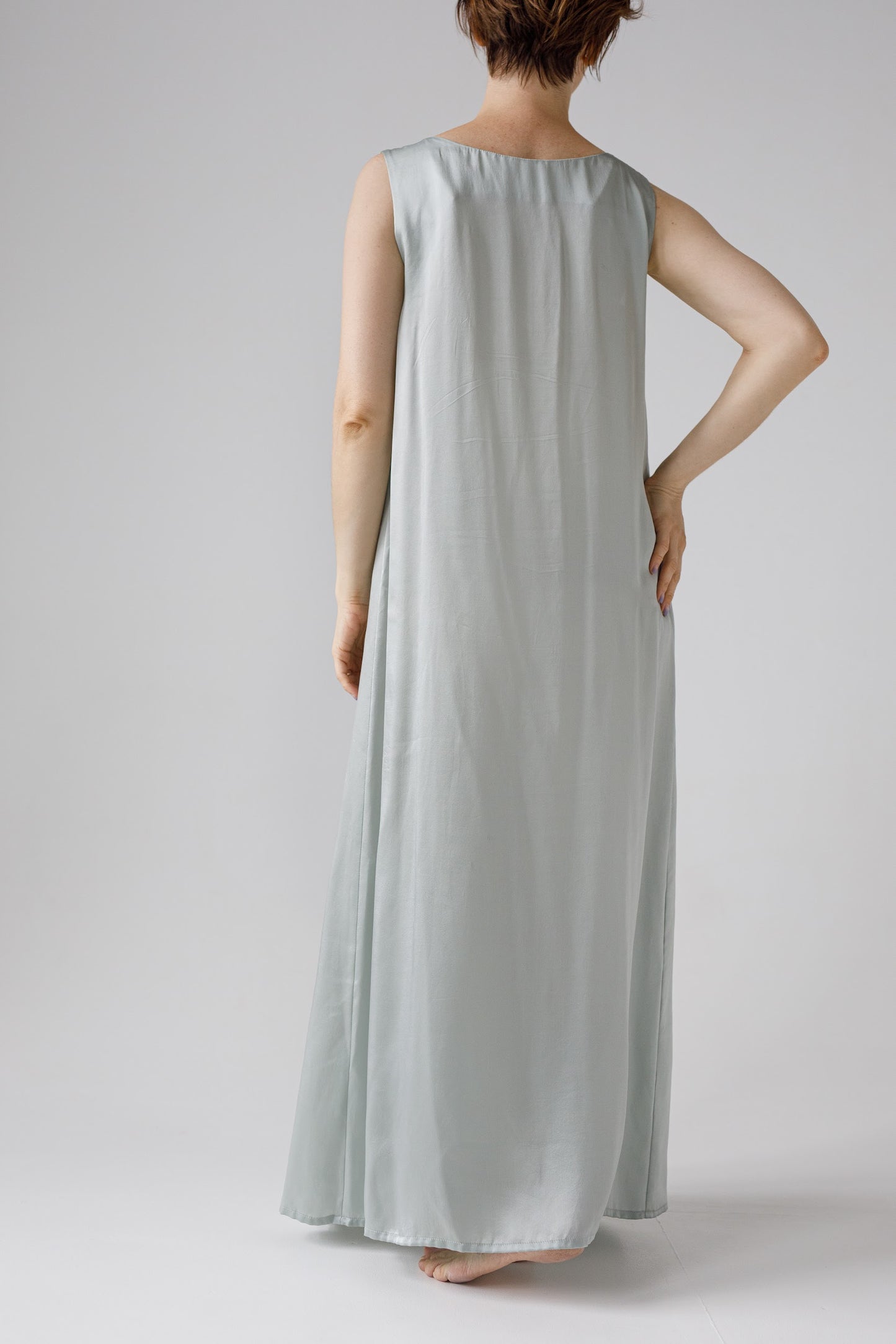 「Tatiyana」シルクの魅力を体現する　ダーツ入りロングドレス