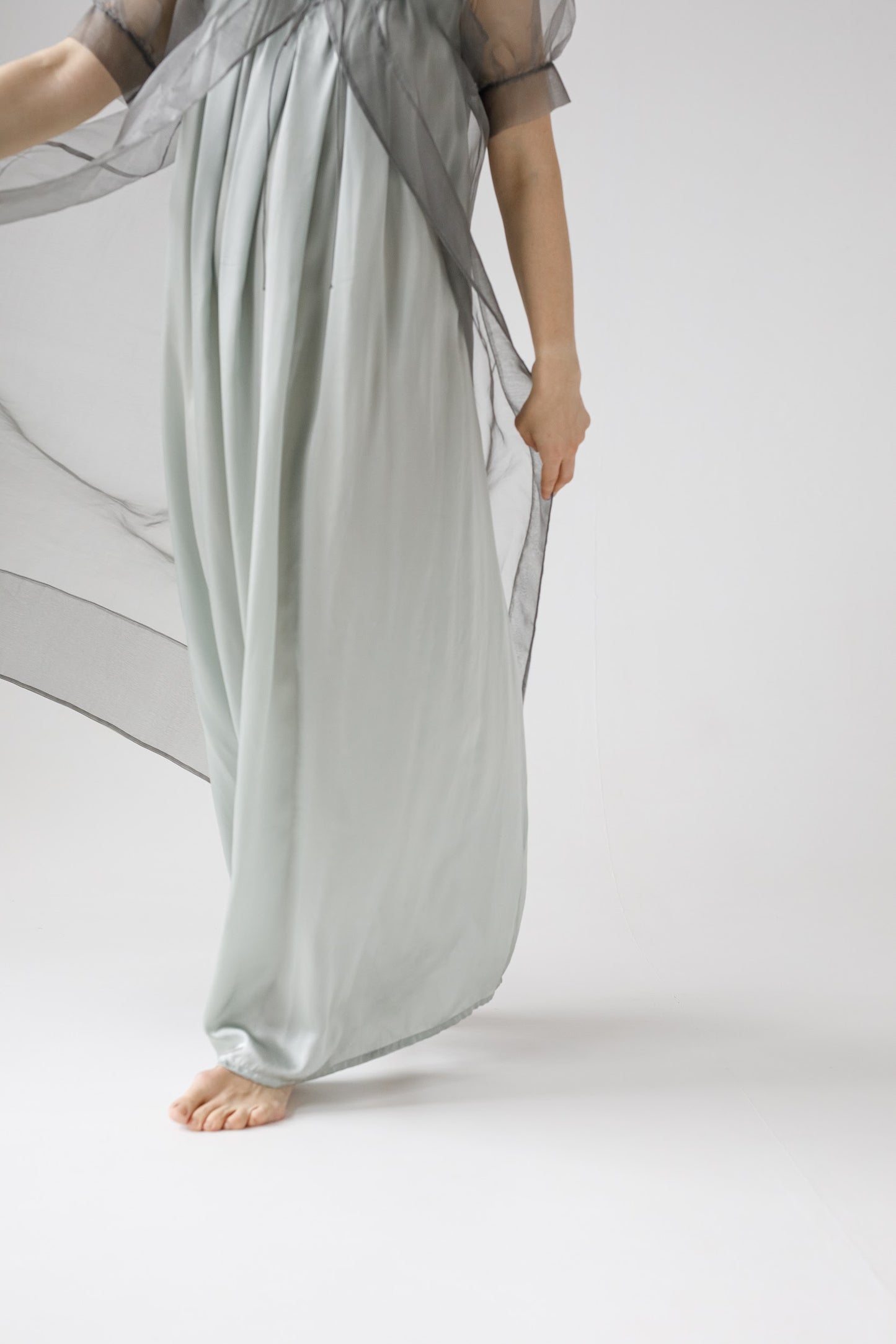 「Tatiyana」シルクの魅力を体現する　ダーツ入りロングドレス