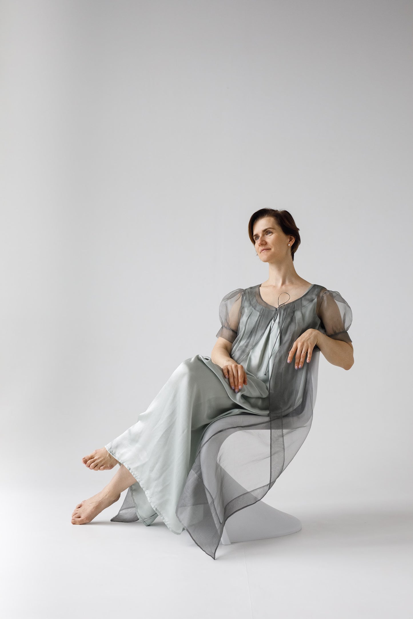 「Tatiyana」シルクの魅力を体現する　ダーツ入りロングドレス