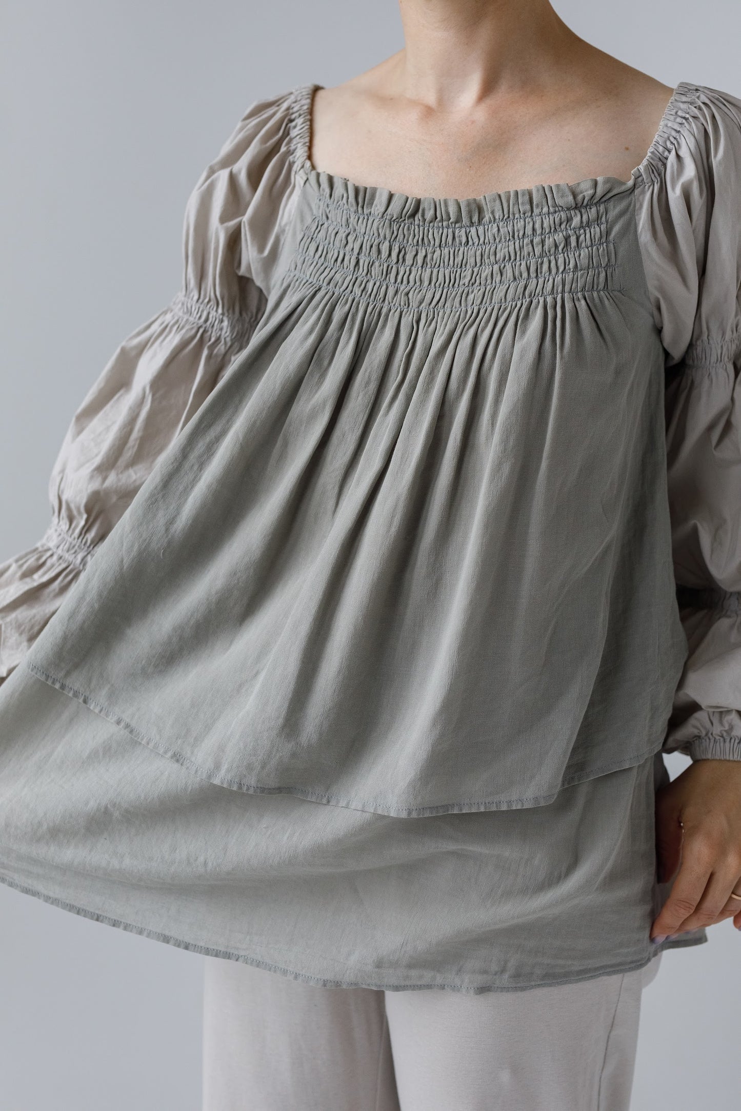 「Maria」ルームから外へ、美しさをつなぐセット上下セット（ブラウス＋パンツ）