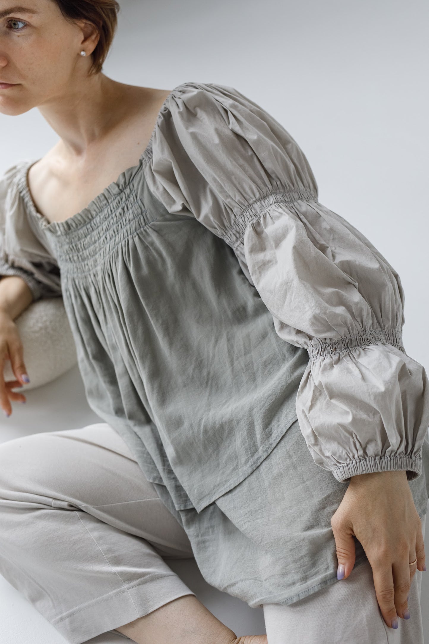 「Maria」ルームから外へ、美しさをつなぐセット上下セット（ブラウス＋パンツ）