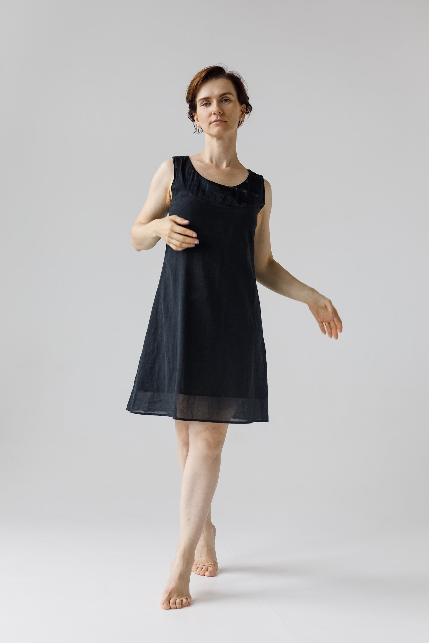 「Yulia」快適なエレガンス：部屋も外も魅力的なショートドレス (ブラック)