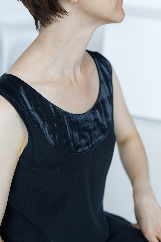 「Yulia」快適なエレガンス：部屋も外も魅力的なショートドレス (ブラック)