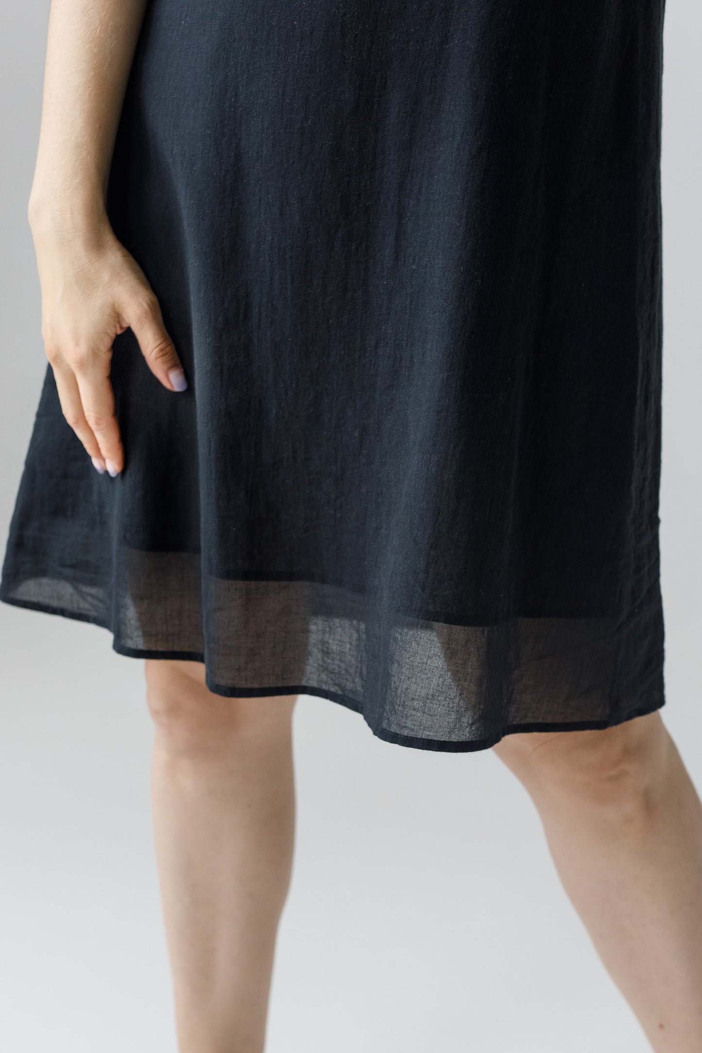 「Yulia」快適なエレガンス：部屋も外も魅力的なショートドレス (ブラック)