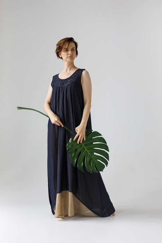 「Lyudmila」ヨークがおしゃれ　ノースリーブルーム・ナイトロングドレス (ネイビー)