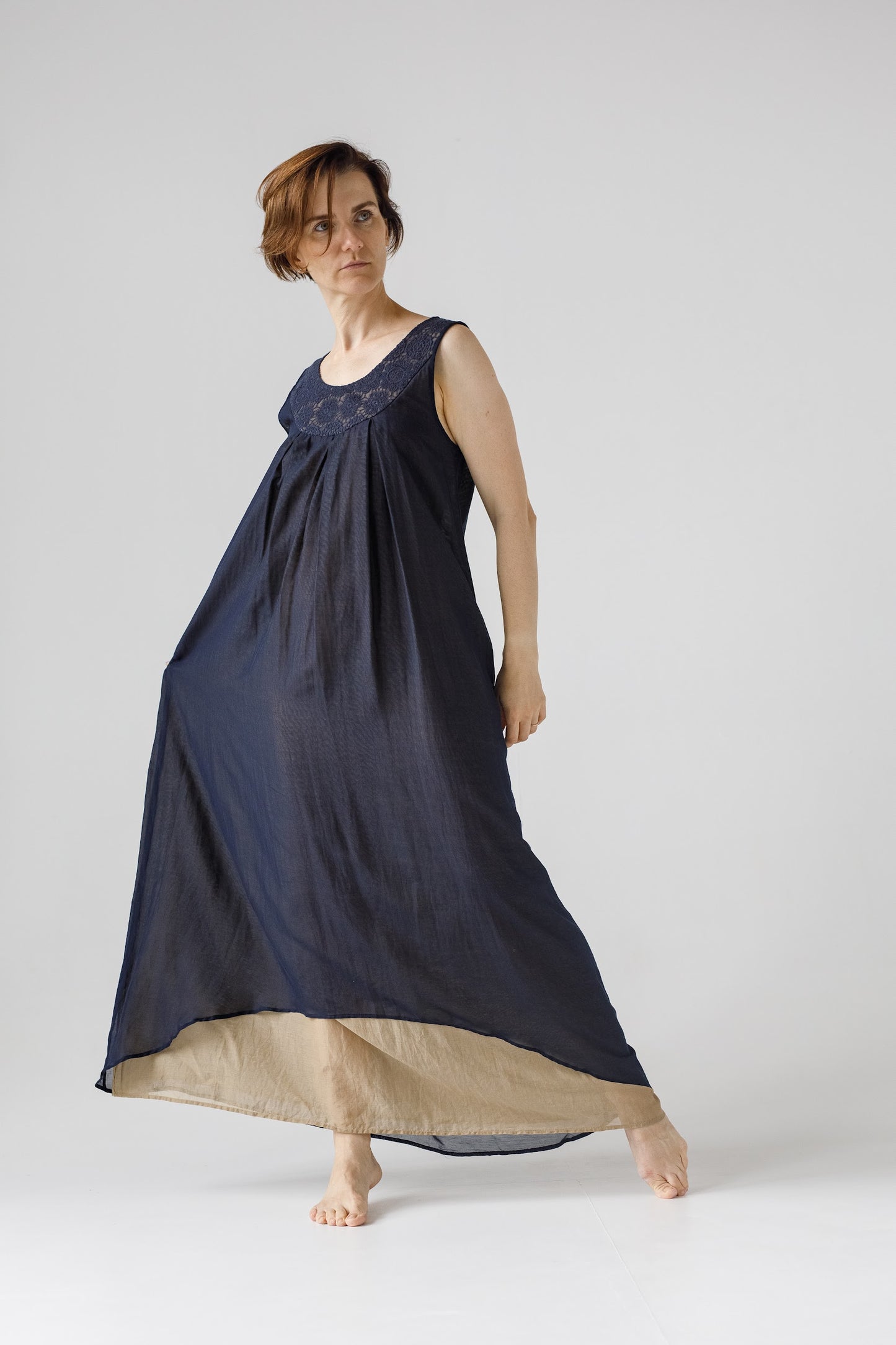 「Lyudmila」ヨークがおしゃれ　ノースリーブルーム・ナイトロングドレス (ネイビー)