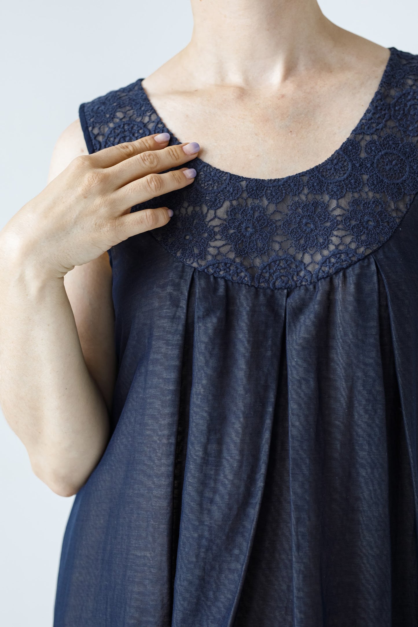 「Lyudmila」ヨークがおしゃれ　ノースリーブルーム・ナイトロングドレス (ネイビー)