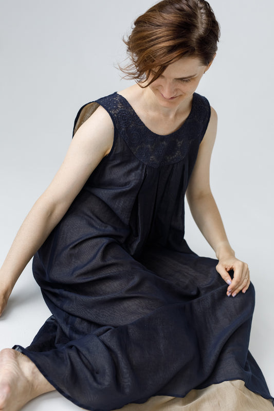 「Lyudmila」ヨークがおしゃれ　ノースリーブルーム・ナイトロングドレス (ネイビー)